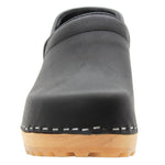 KLÄGN KLÄGN Tindra Wood Closed Back Grip Black Leather Clogs