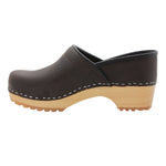 KLÄGN KLÄGN Tindra Wood Closed Back Grip Brown Leather Clogs